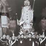 La signora ci mostra infine un�ultima immagine: quella di una processione �guidata� dalla statua di San Nicola immortalata proprio in via Monfalcone. �Accanto alla scaletta c�� la mia famiglia - ci avverte emozionata Giovanna -: � affacciata al balcone, per l�occasione coperto da lenzuoli di seta�